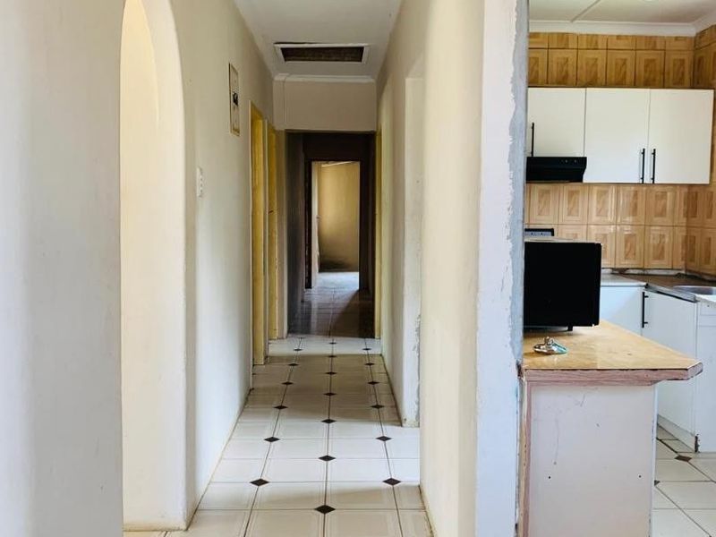 Spacious Five-Bedroom Haven Awaiting Your Touch in Umlazi - Photo 7