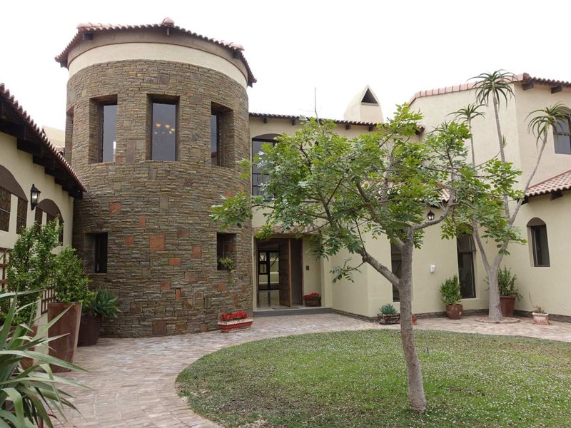 Tuscan-style Mansion in quite street - Photo 2