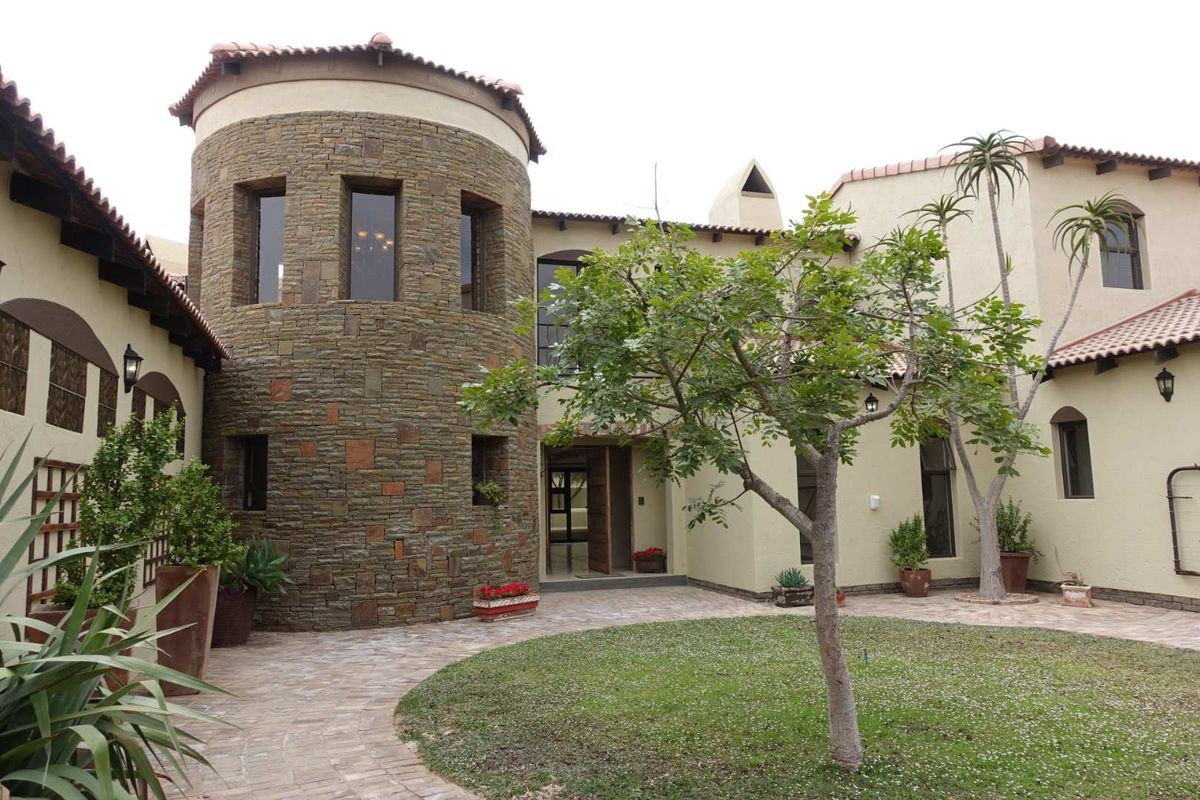 Tuscan-style Mansion in quite street - Photo 2