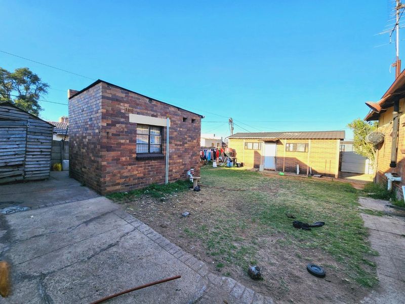 Spacious Home with Cottage and Excellent Investment Potential - Photo 9