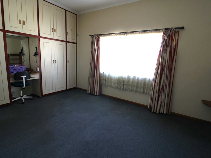 Huge Family House - Photo 8