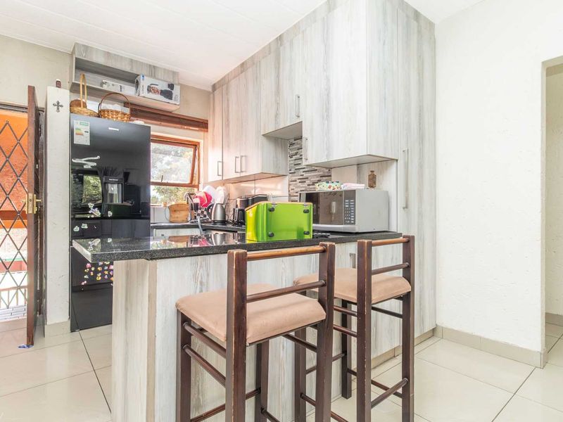 Spacious 2-Bedroom Apartment with Modern Amenities in Prime Location - Photo 5