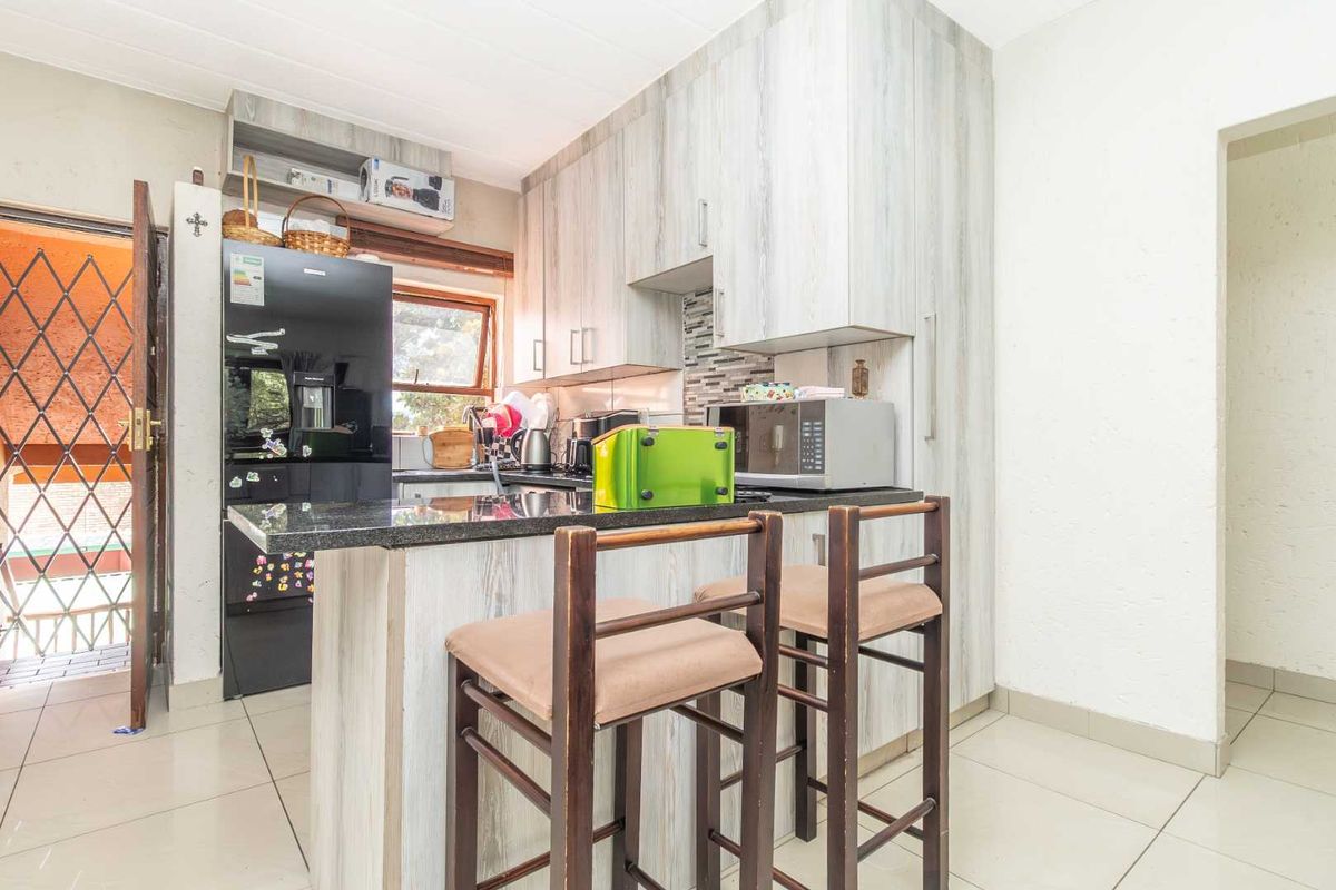 Spacious 2-Bedroom Apartment with Modern Amenities in Prime Location - Photo 5