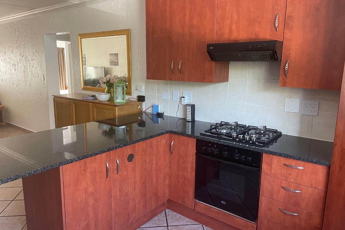 UNFURNISHED TWO BEDROOMS - Photo 3