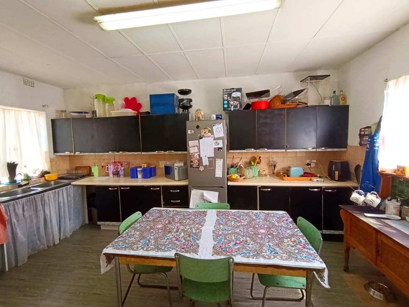 Neat 3-Bedroom Home with Income-Generating Cottage - Photo 7