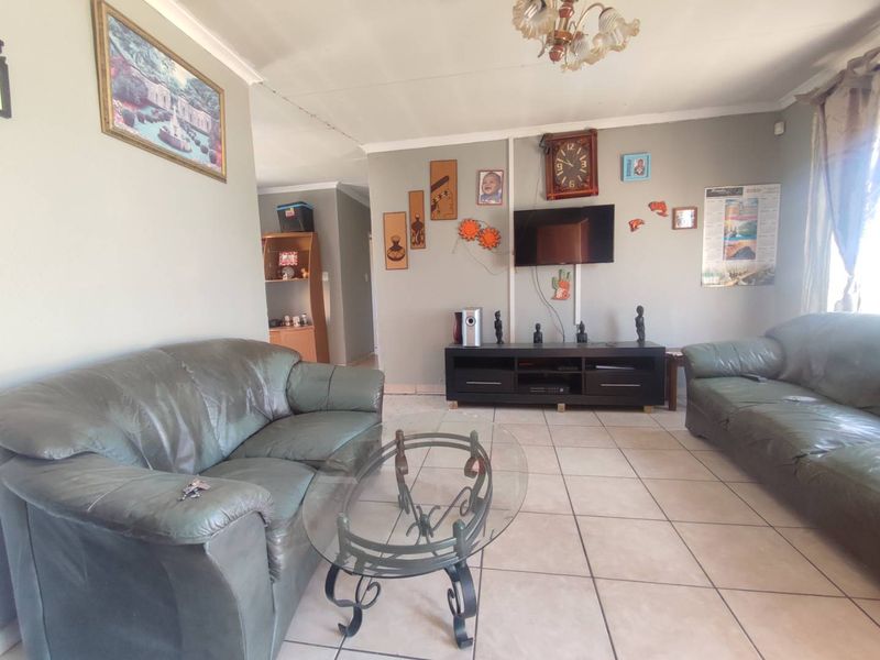 4 Bedroom House for Sale in Cosmo City - Photo 3