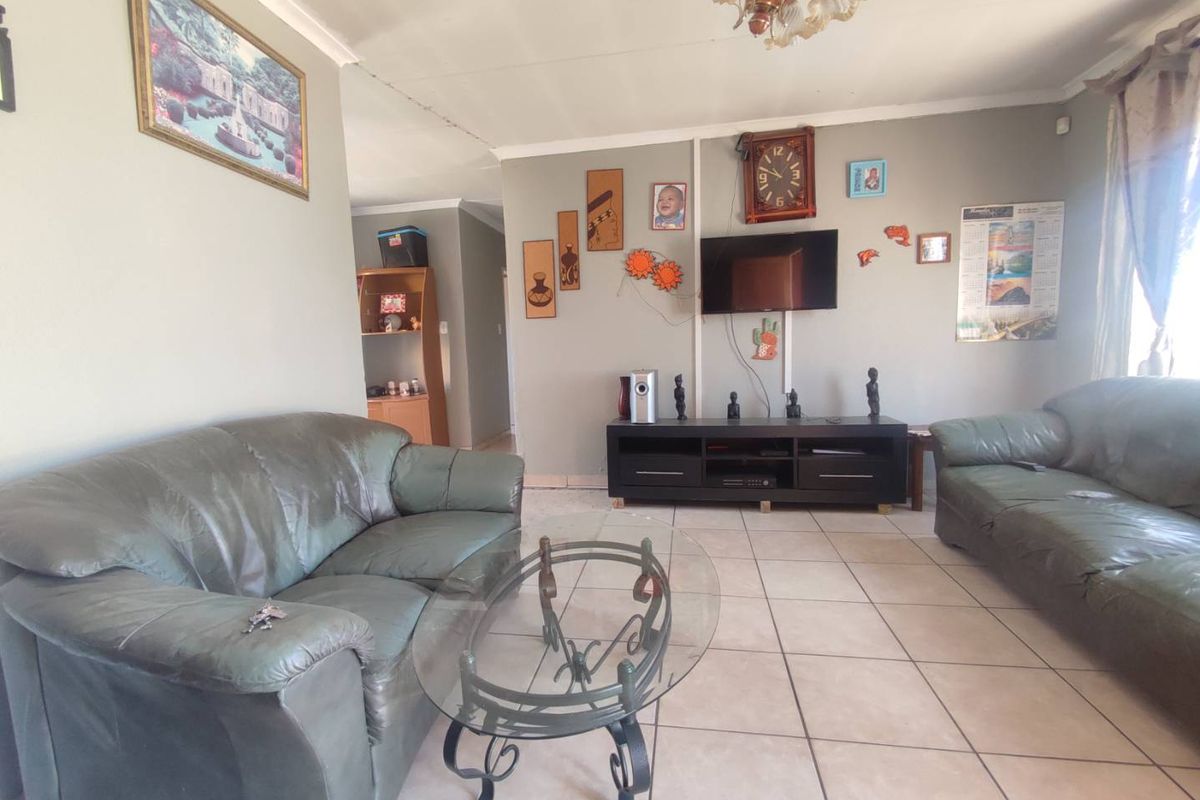 4 Bedroom House for Sale in Cosmo City - Photo 3