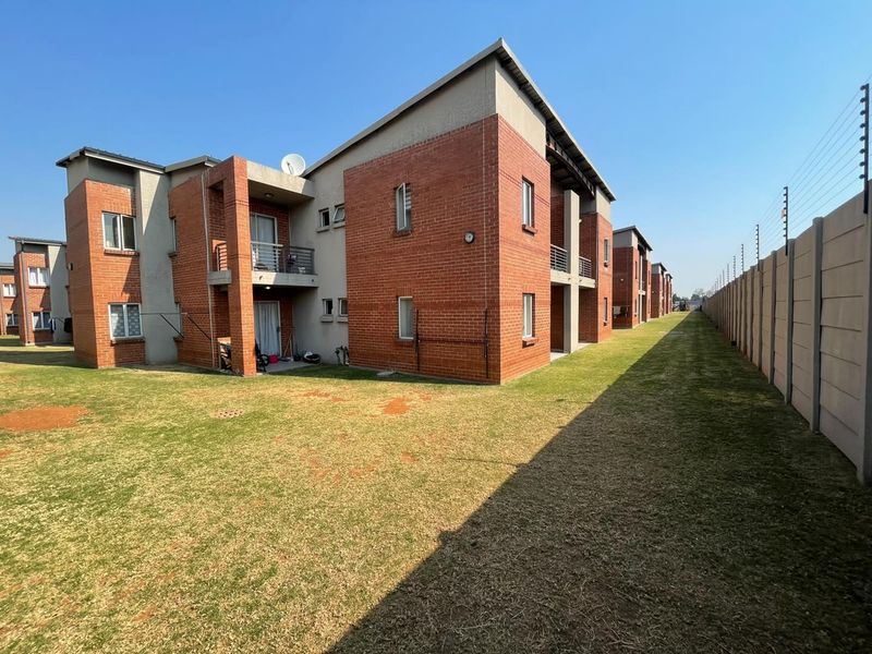 Conveniently Located 2-Bed Unit Near Schools & Shopping! - Photo 4