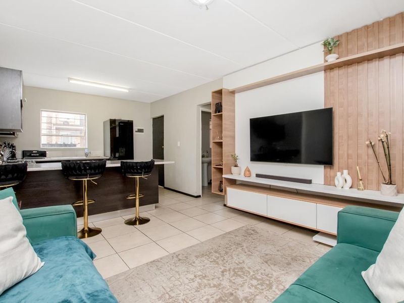 Neat 2 bedroom 2 bathroom unit for sale in Honey Park Roodepoort - Photo 2