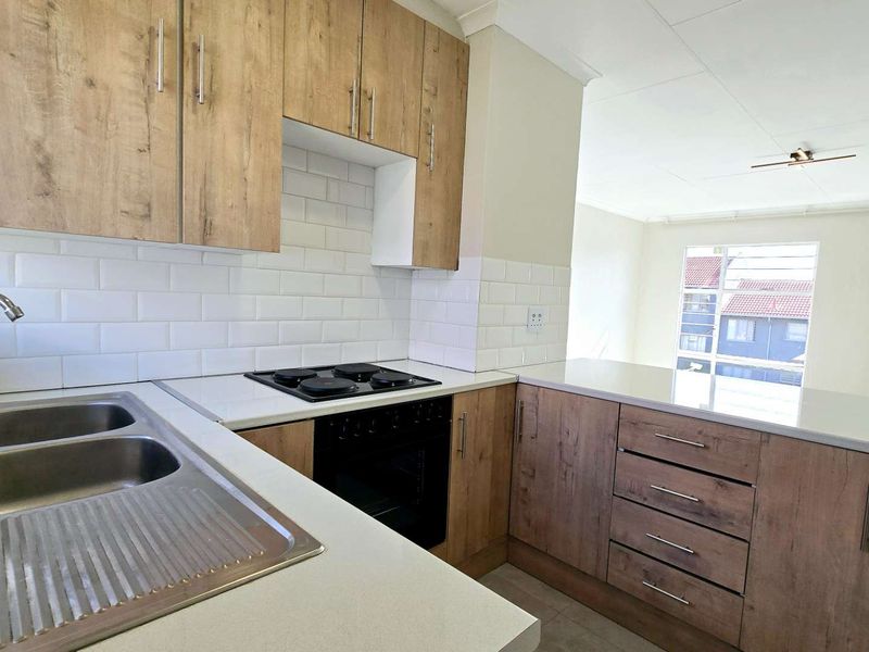 Newly Renovated 2-Bedroom Apartment with Modern Finishes - Photo 2