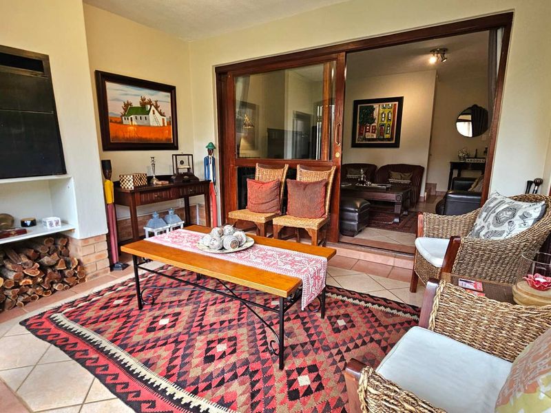 Luxurious newly renovated 4 bedroom townhouse with solar. - Photo 3