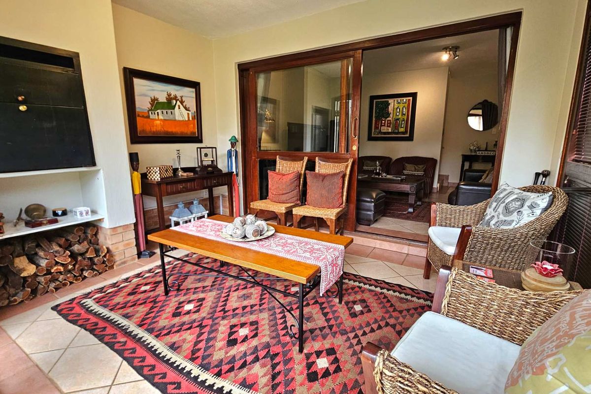 Luxurious newly renovated 4 bedroom townhouse with solar. - Photo 3