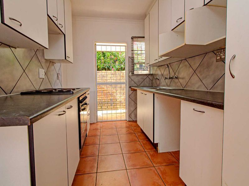 Spacious Townhouse: 2 Beds, Private Garden & More - Photo 5