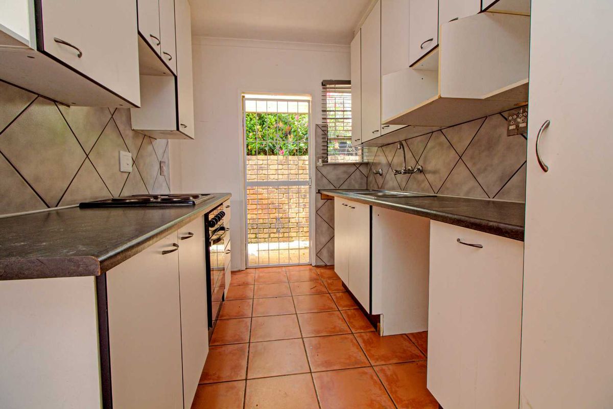 Spacious Townhouse: 2 Beds, Private Garden & More - Photo 5