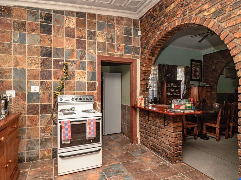 Elegant Home with Income-Generating Flats! - Photo 10