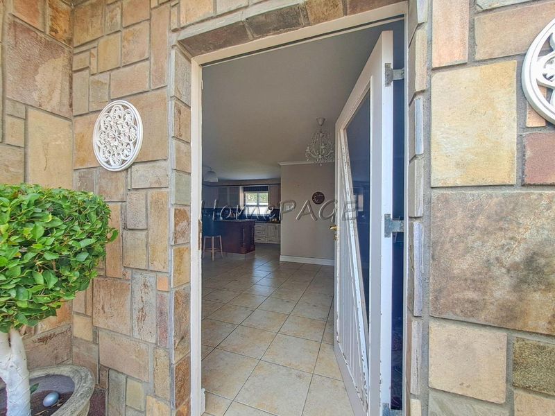 Central, Walvis Bay:  Spacious, Attractive 4 Bedroom home in popular area - Photo 3