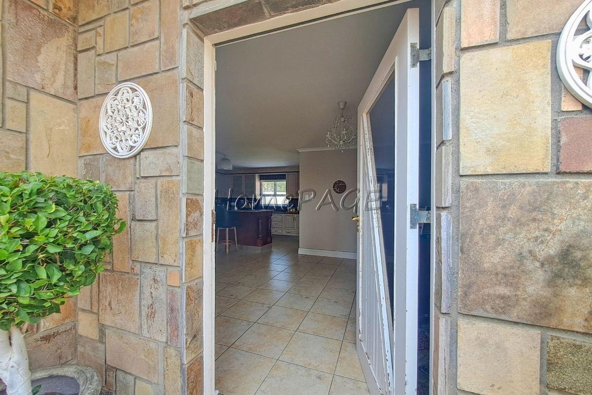 Central, Walvis Bay:  Spacious, Attractive 4 Bedroom home in popular area - Photo 3
