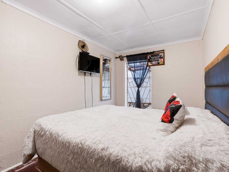 FREE STANDING ENCLOSED CORNER HOME - IN BEACON VALLEY - Photo 5