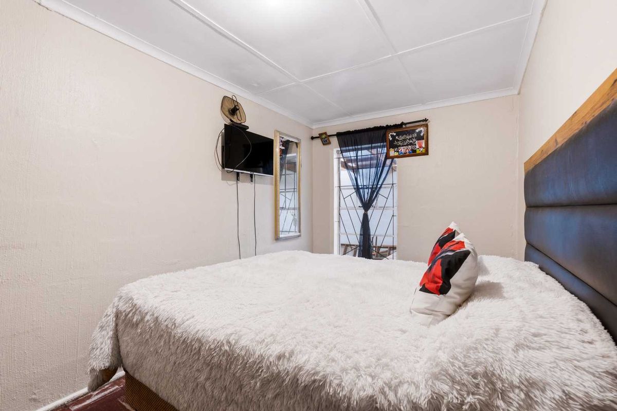 FREE STANDING ENCLOSED CORNER HOME - IN BEACON VALLEY - Photo 5