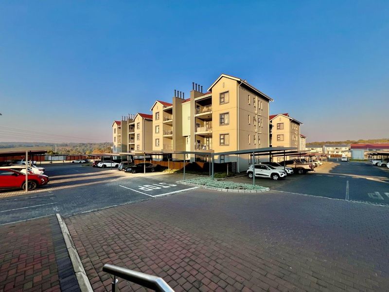 Spacious 3-Bed Garden Unit with Secure Estate Living - Photo 1