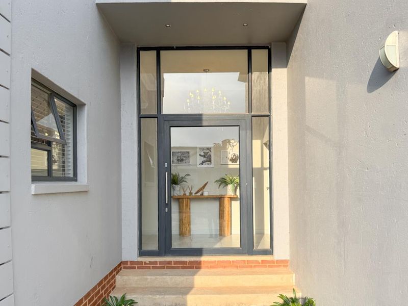 Modern Family Home with Solar System – Big Corner Stand & Entertainment Dream - Photo 10