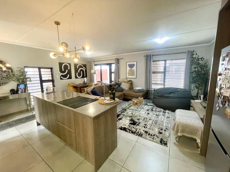 Effortless Living for the Modern Family – 3-Bed Townhouse in Amberfield - Photo 4