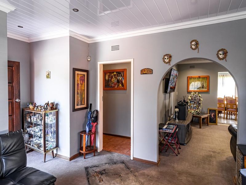 Charming Family Home with Flatlet and Workshop on Expansive Stand - Photo 8