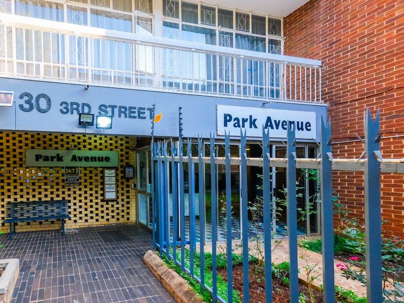 Sought after complex Park Avenue! - Photo 1