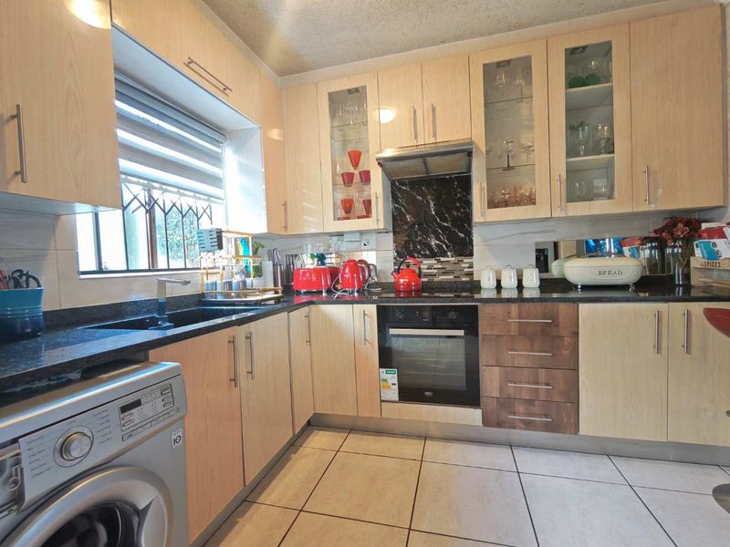 3 Bedroom House to Rent in Cosmo City - Photo 5