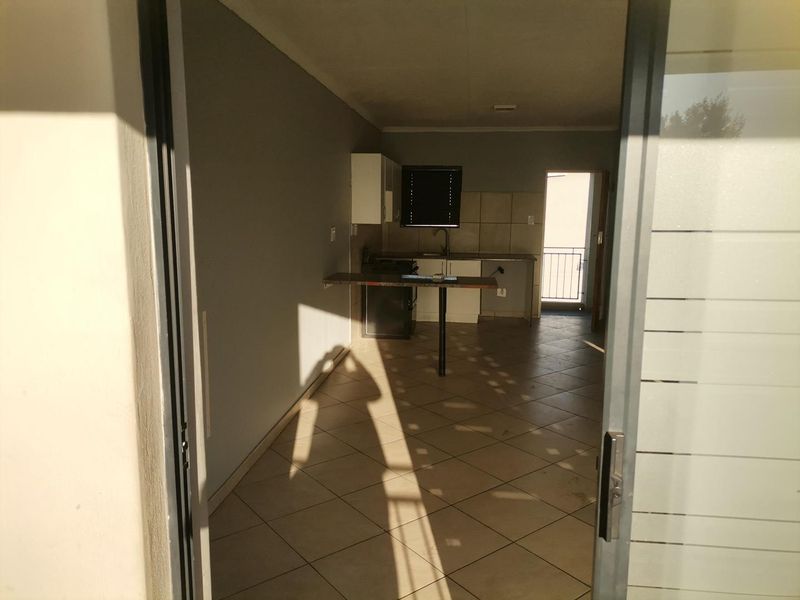 Stunning 2 Bedroom apartment in sought after estate - Photo 3