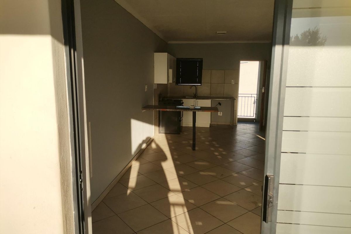 Stunning 2 Bedroom apartment in sought after estate - Photo 3