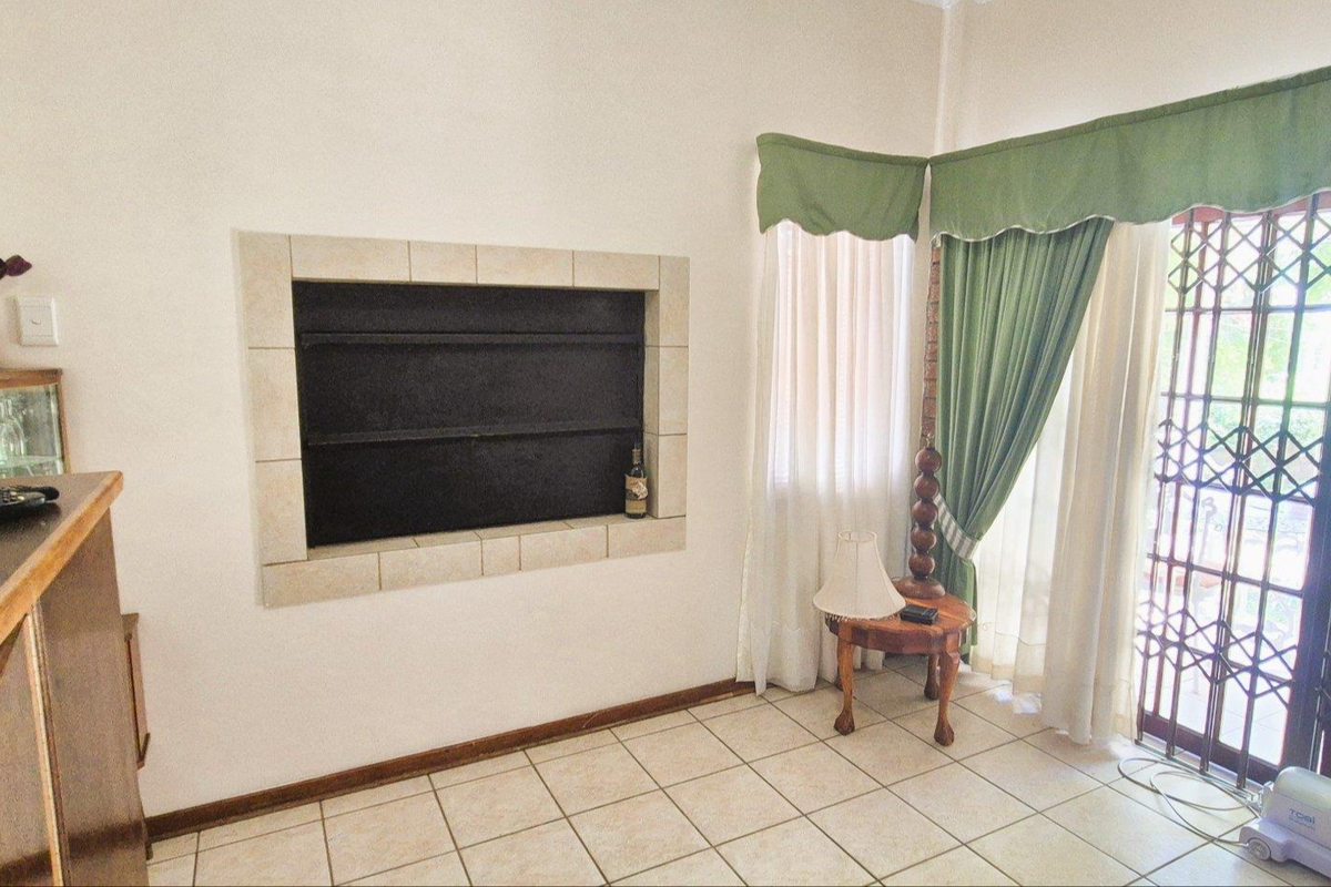 Elegant, Low-Maintenance Townhouse in Prime Keidebees - Photo 5