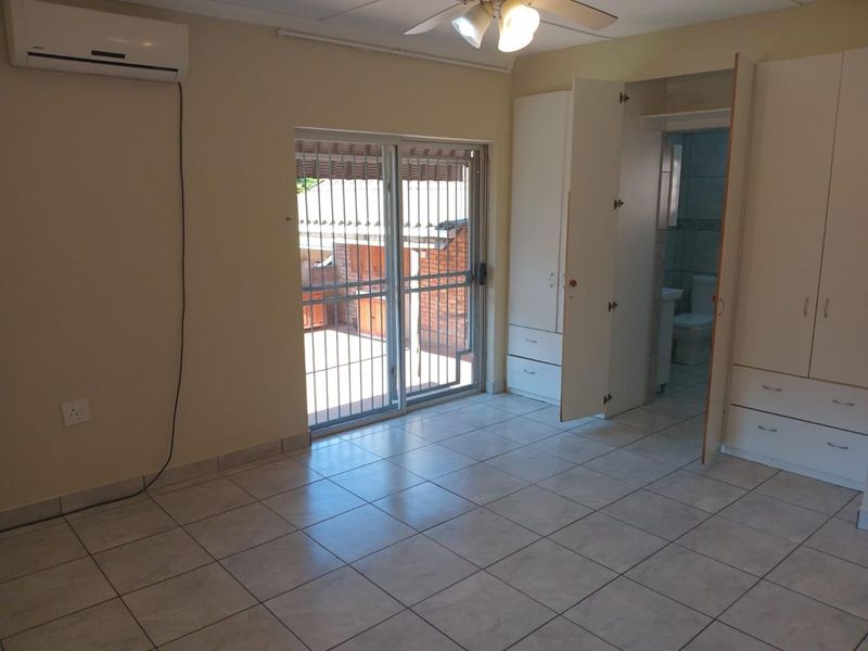 Spacious 4-Bedroom Family Home with Pool, Greenbelt Setting and Separate Granny Flat - Photo 8