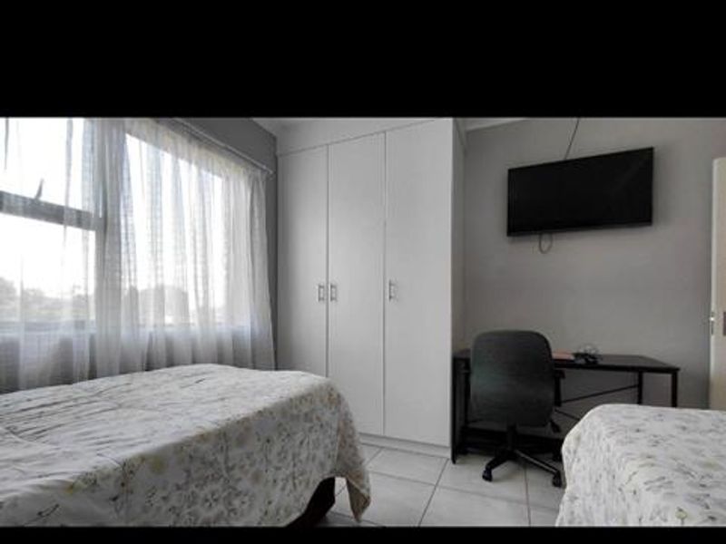 Duplex For sale in Brentwood Park - Photo 5