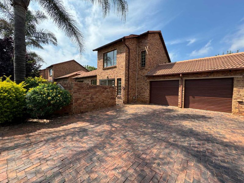 Stunning 3 bedroom townhouse to rent in Weltevredenpark - Photo 2