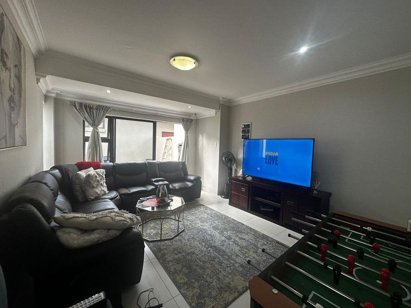 The Perfect Blend of Style and Comfort - Photo 8