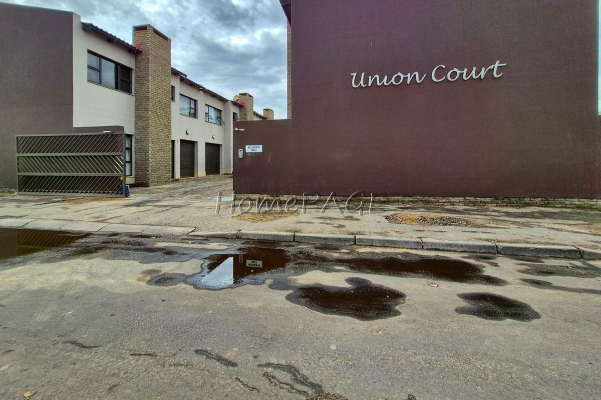 Central, Walvis Bay:  Various 3 Bedroom Units for sale in Union Court - Photo 2