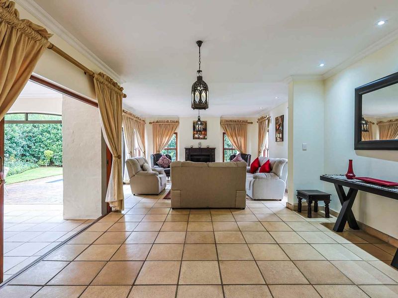 Spacious Entertainer’s Dream in Woodhill Golf Estate – Furnished Option Available - Photo 10