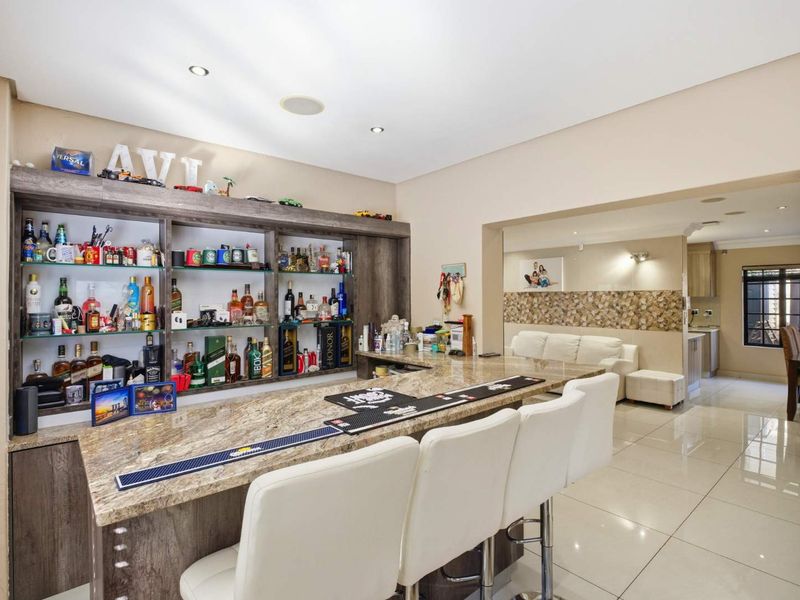 ​Modern Smart Home Masterpiece in Prestigious Lonehill - Photo 6
