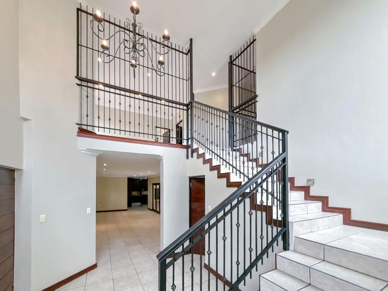 Waterkloof Golf Estate Gem – 4 Beds, Pool, Golf Course Views & Pure Elegance - Photo 5