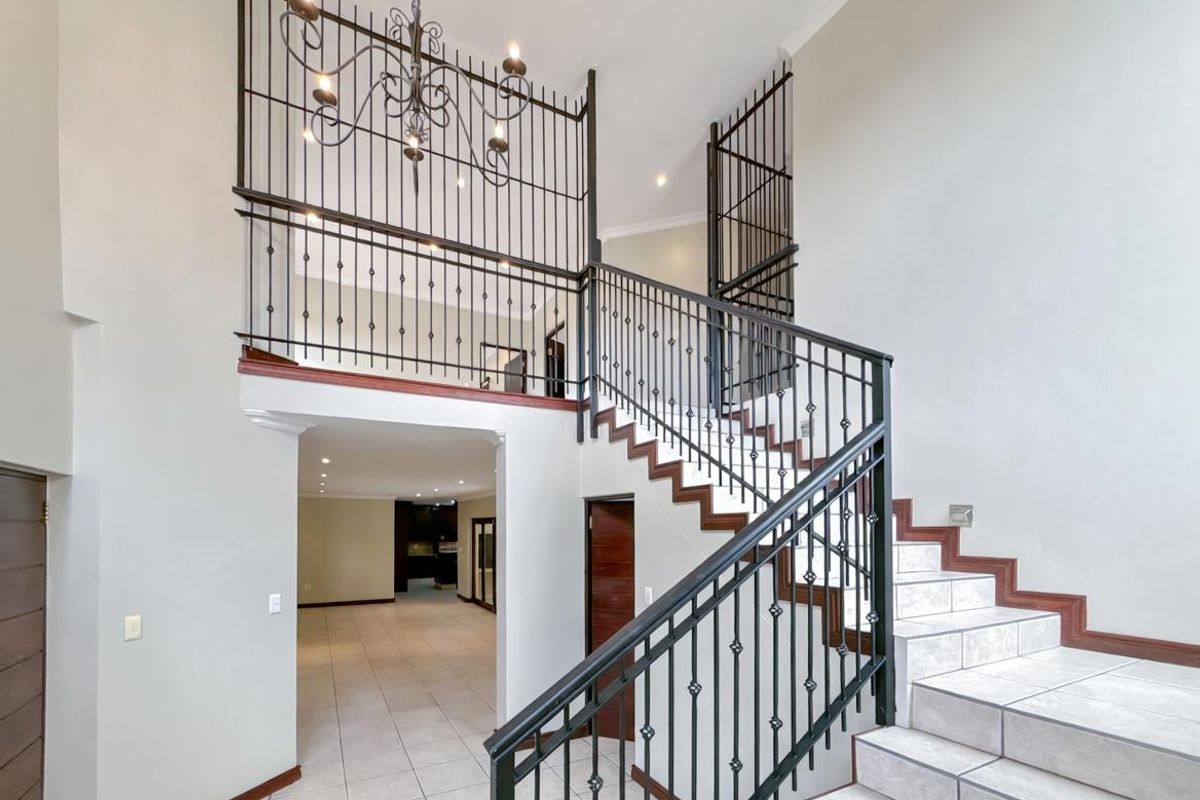 Waterkloof Golf Estate Gem – 4 Beds, Pool, Golf Course Views & Pure Elegance - Photo 5