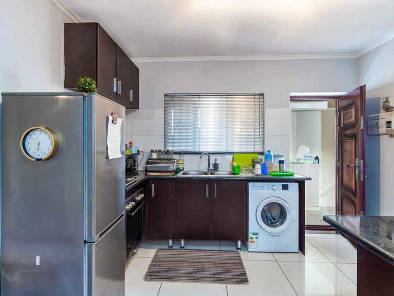 Luxury 1-Bedroom Apartment for Sale in Phoenix View Estate, Midrand - Photo 3
