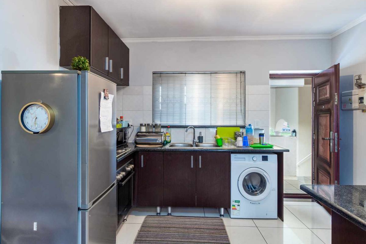 Luxury 1-Bedroom Apartment for Sale in Phoenix View Estate, Midrand - Photo 3