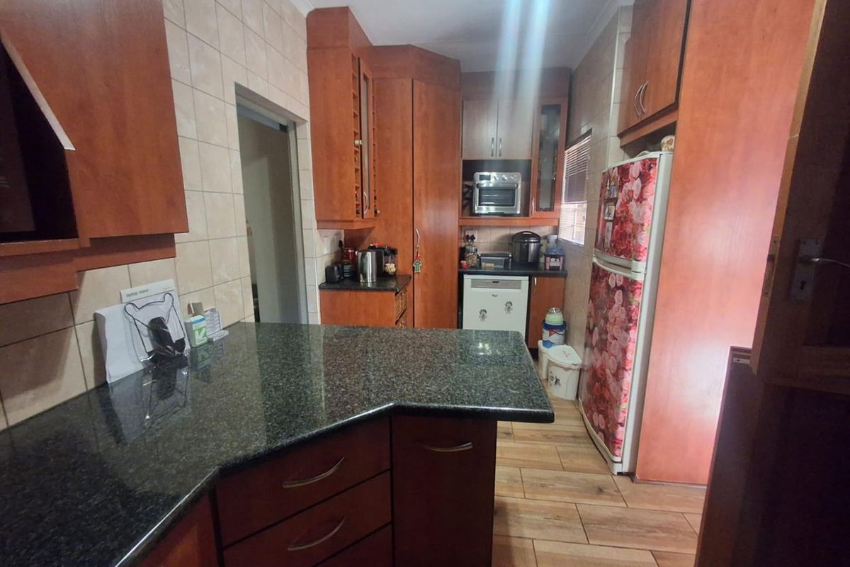 MODERN FAMILY LIVING WITH INCOME-GENERATING POTENTIAL IN MULBARTON - Photo 4
