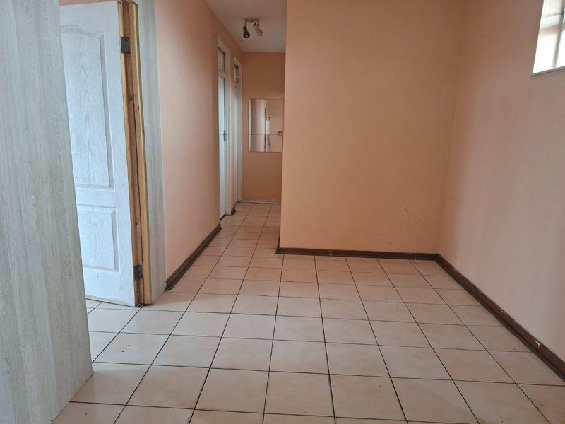 Partitioned 3 Bedroom Apartment for Sale ideal for investment and small family - Photo 9