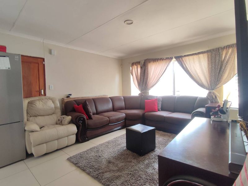 3 Bedroom House for Sale in Cosmo City - Photo 6