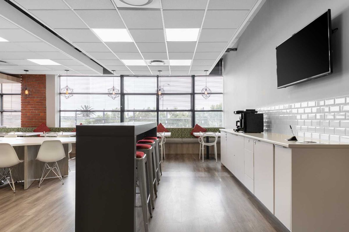 Private office space for 1 person in Regus Black River Park - Photo 5