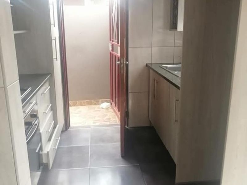 4 bedrooms house to rent in Soshanguve VV - Photo 3