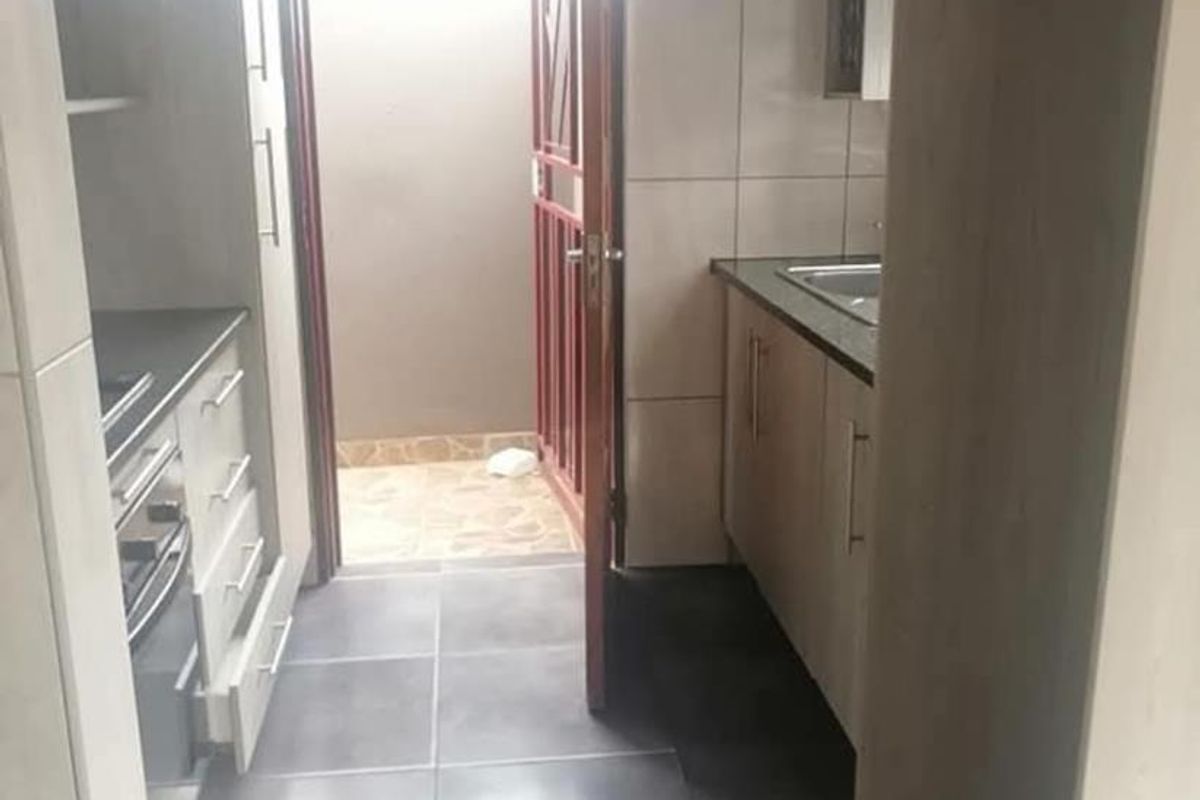 4 bedrooms house to rent in Soshanguve VV - Photo 3