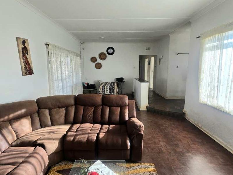 Family home with pool and flatlet - Photo 4